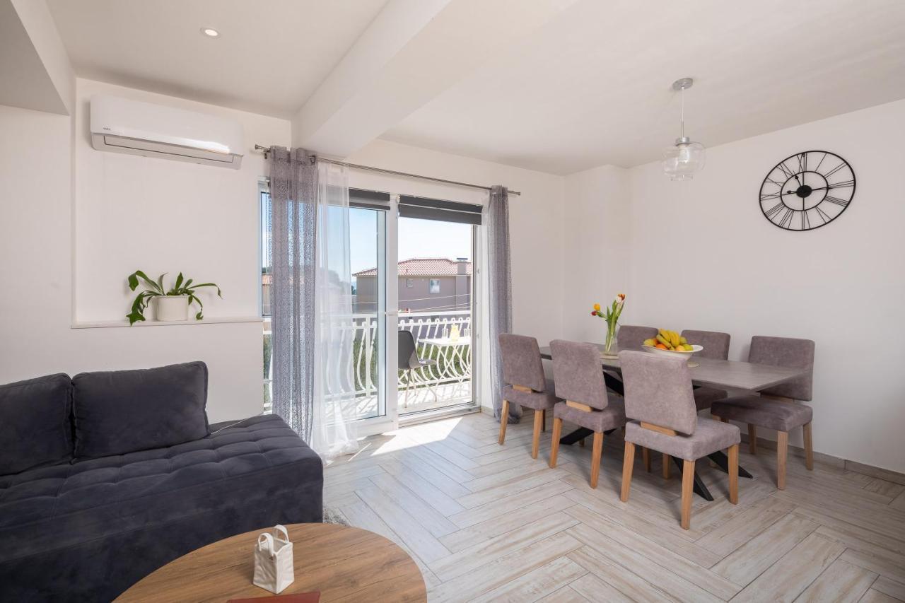 Apartments Sunshine Rays Duce Bagian luar foto